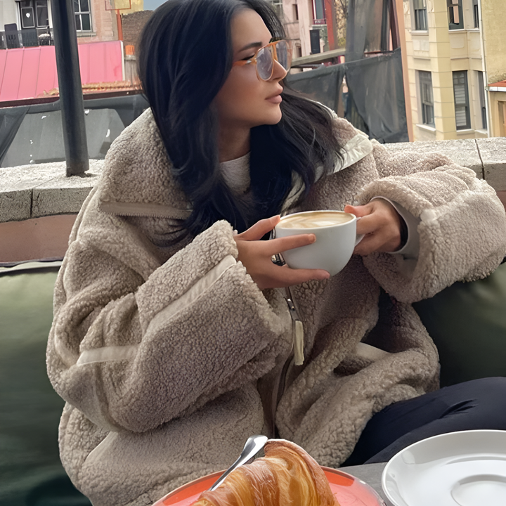 CAMILA | Flauschige Teddyjacke mit modischem Schnitt