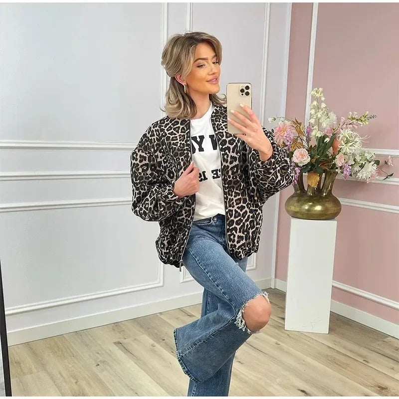 Clara | Trendige Bomberjacke im modernen Leopardenmuster