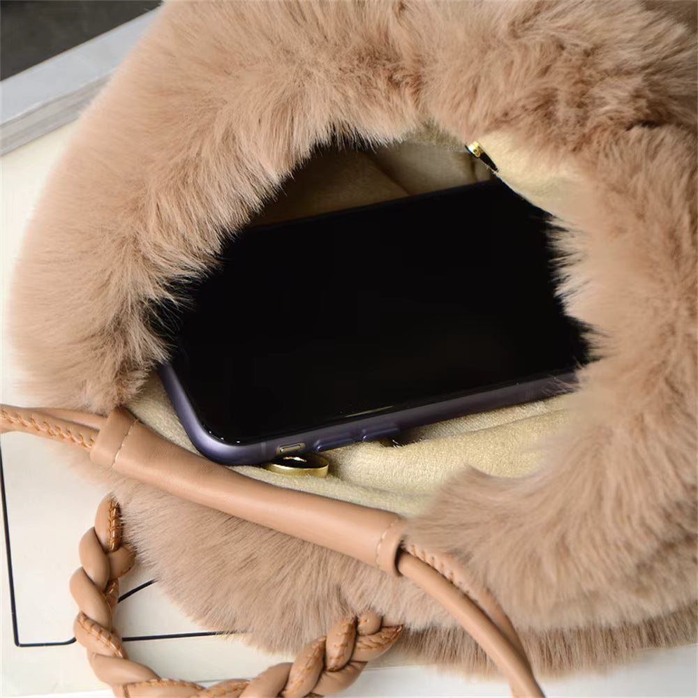 Lina | Kuschelige Schultertasche in Kürbisform