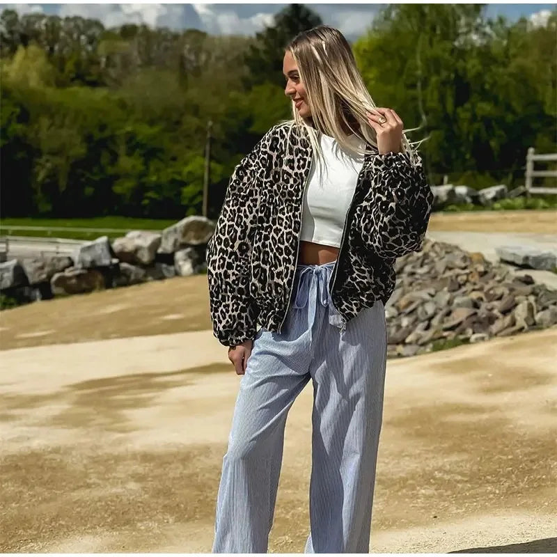 Clara | Trendige Bomberjacke im modernen Leopardenmuster