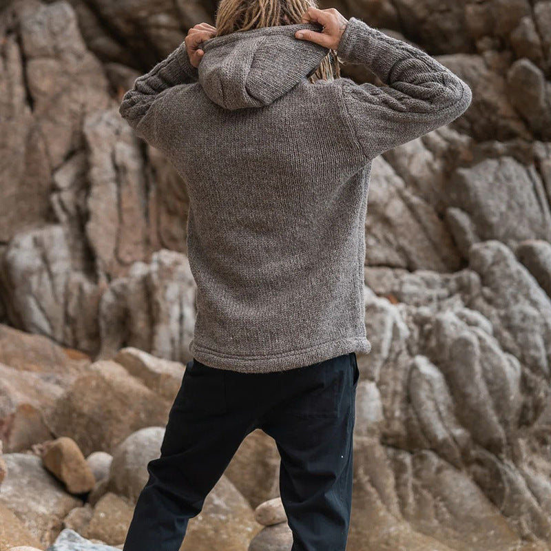 Arvid | Herrenstrickjacke mit Zopfmuster und Kapuze