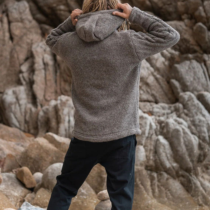Arvid | Herrenstrickjacke mit Zopfmuster und Kapuze