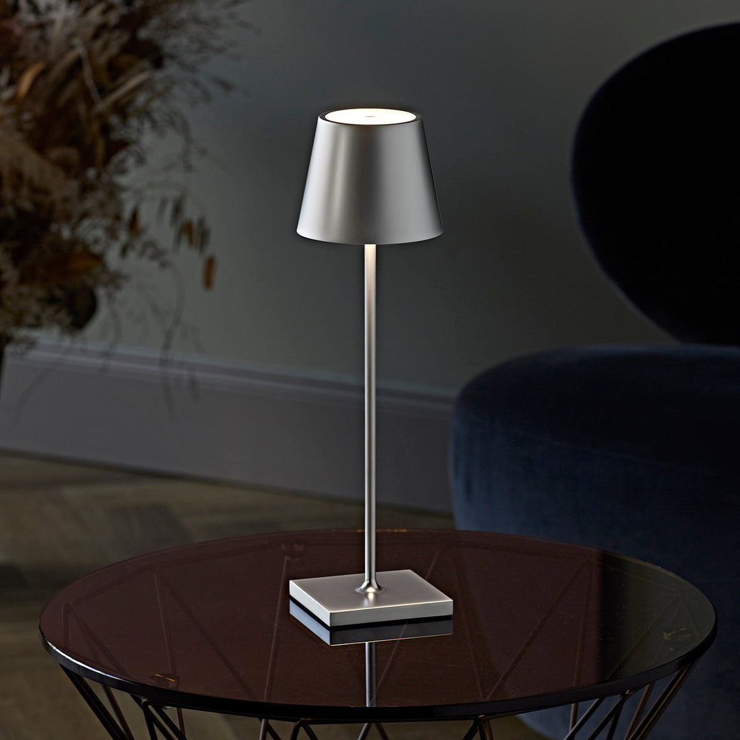 Verstellbare hohe Tischlampe für stilvolle Beleuchtung