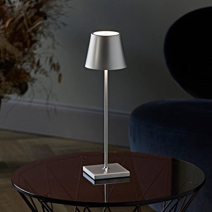 Verstellbare hohe Tischlampe für stilvolle Beleuchtung