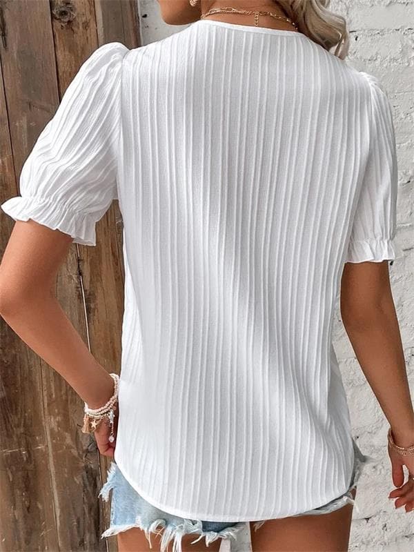 Elegantes monochromes Shirt mit V-Ausschnitt und Spitze