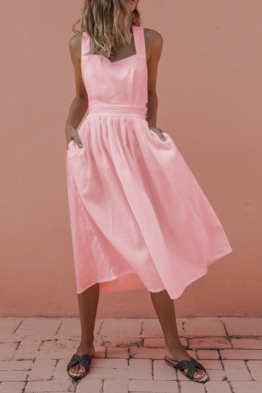 Rückenfreies Sommerkleid mit Spitzeneinsatz