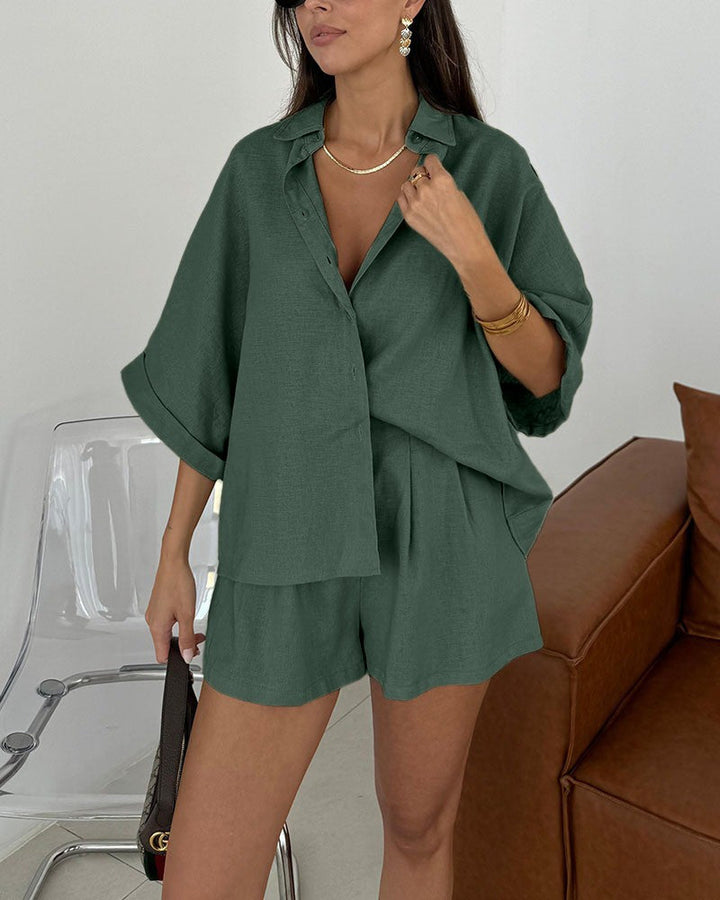 Lockere Bluse und Shorts für den Alltag