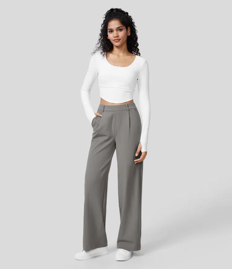 Bundfaltenhose mit hoher Taille, geradem Bein und eleganten Seitentaschen