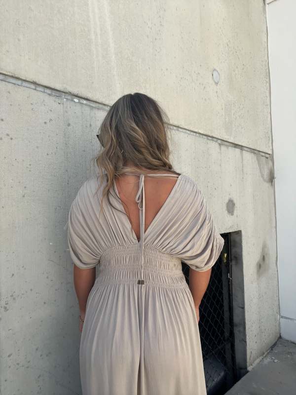 Suri Schönes Kleid für feminine Looks an warmen Sommertagen