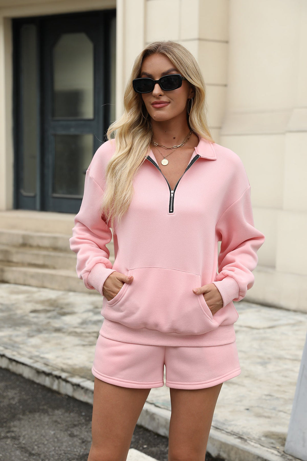 Lässiger Sweatshirt-Anzug und elastische Shorts