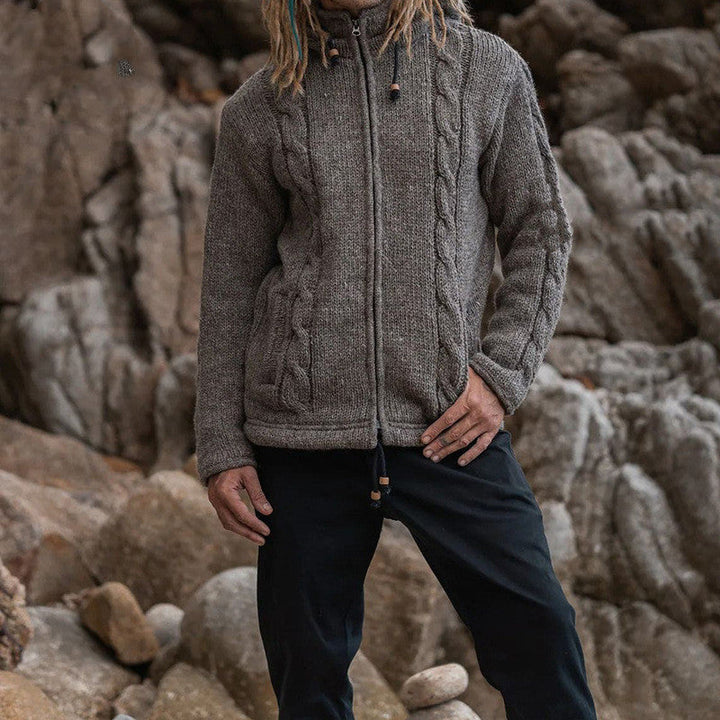 Arvid | Herrenstrickjacke mit Zopfmuster und Kapuze