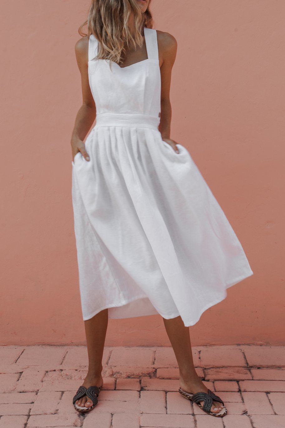 Rückenfreies Sommerkleid mit Spitzeneinsatz