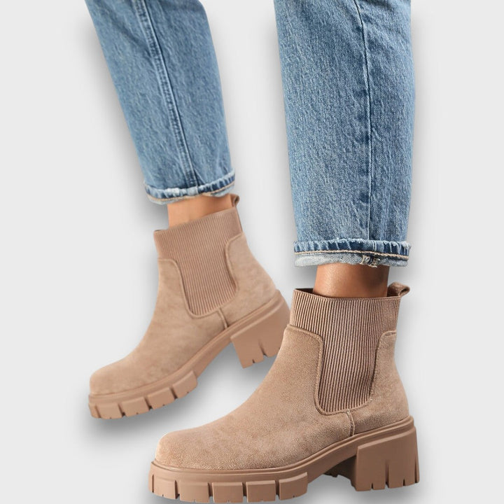 Clara | Ribbed Chelsea Boots Damen modern elegant