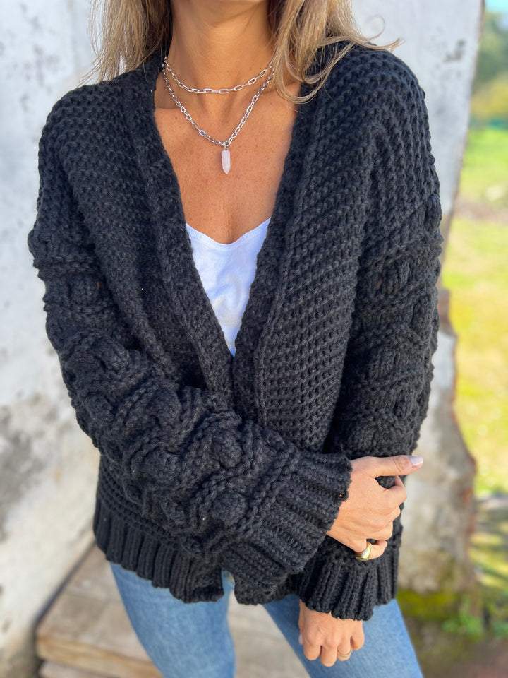 Jeni | Strickjacke mit V-Ausschnitt & langen Ärmeln