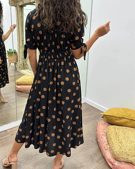Elisa | Gepunktetes Kleid mit tiefem Ausschnitt und Charme