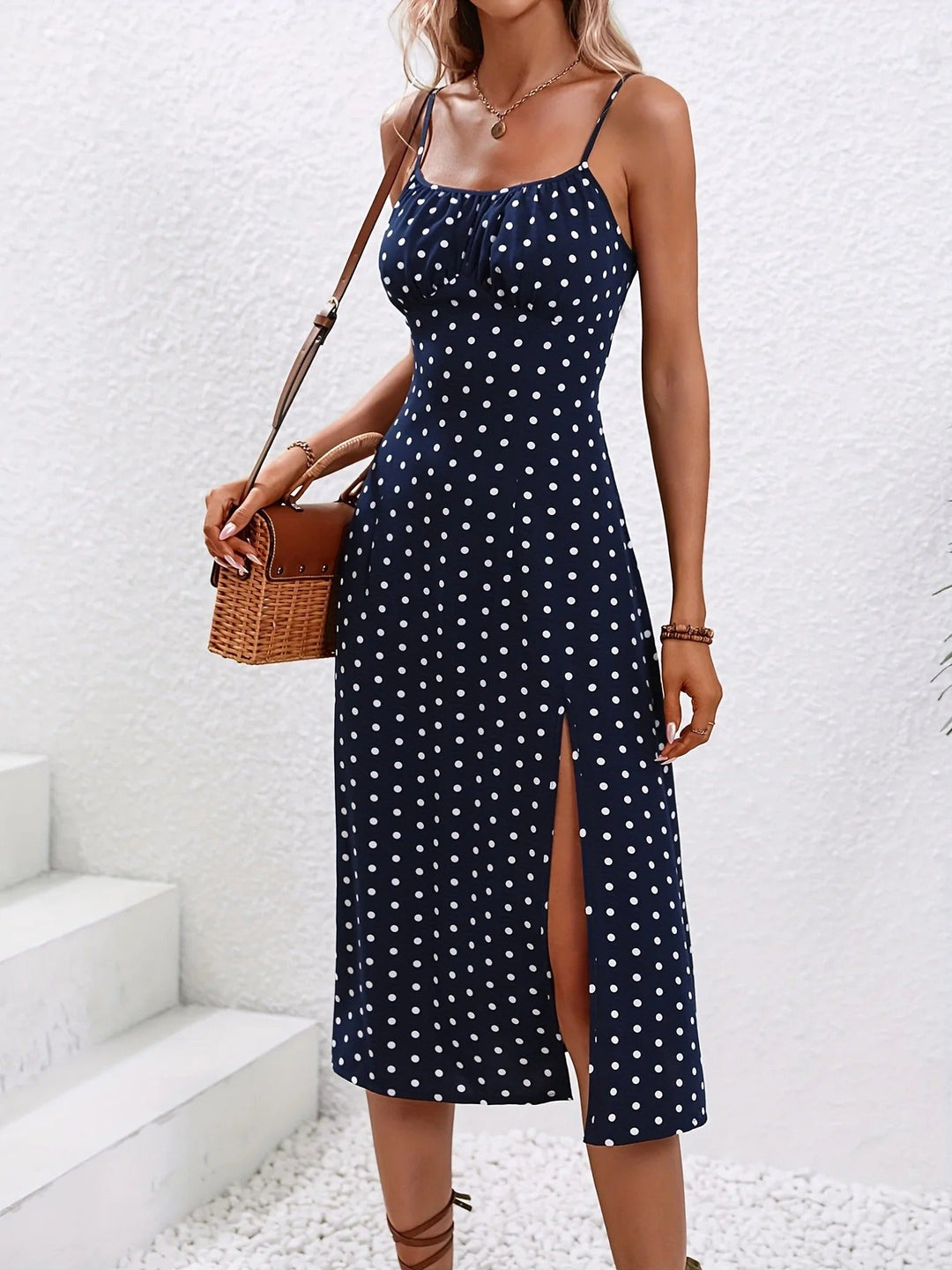 PUNKTE KLEID MIT VINTAGE-CHARME UND SOMMERLICHER LEICHTIGKEIT