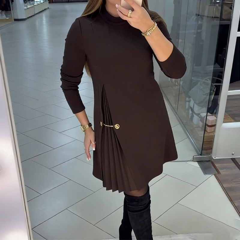 Miriam | Plissiertes Damen Minikleid elegant getragen