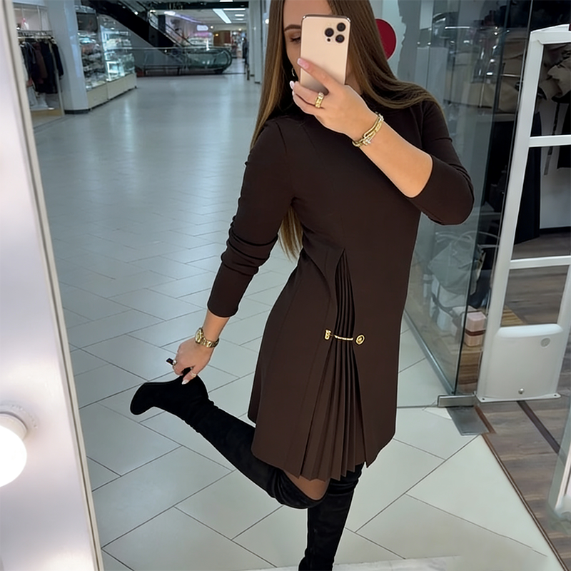 Miriam | Plissiertes Damen Minikleid elegant getragen