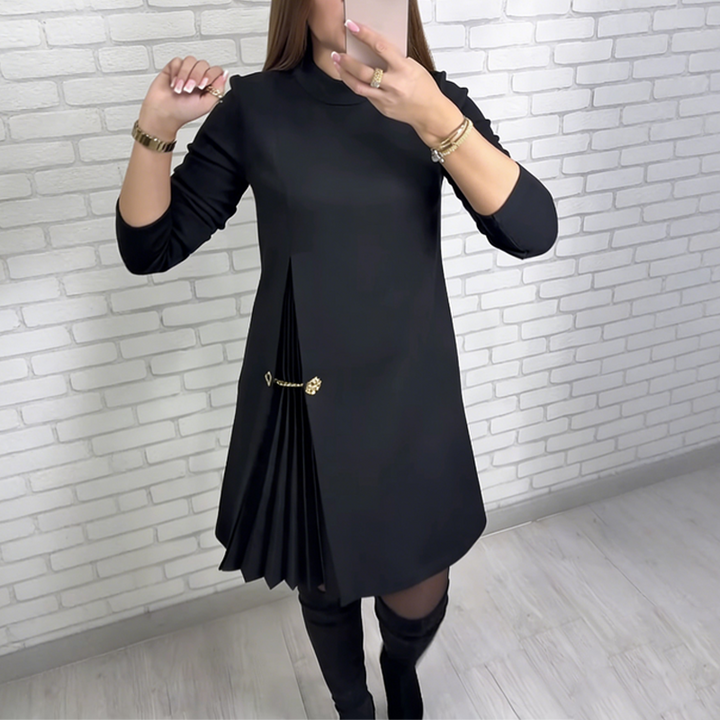 Miriam | Plissiertes Damen Minikleid elegant getragen