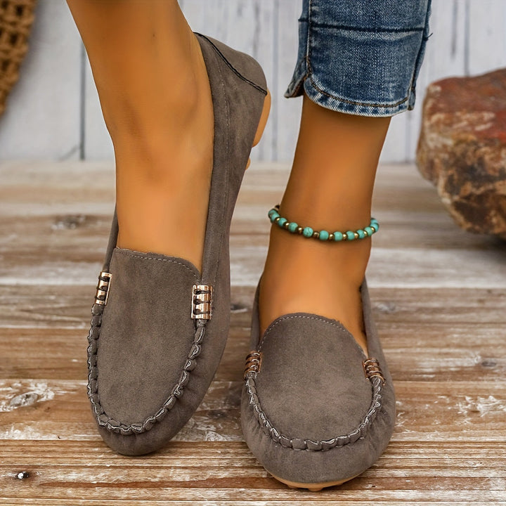 Elegante Wildleder-Loafers mit funkelndem Detail